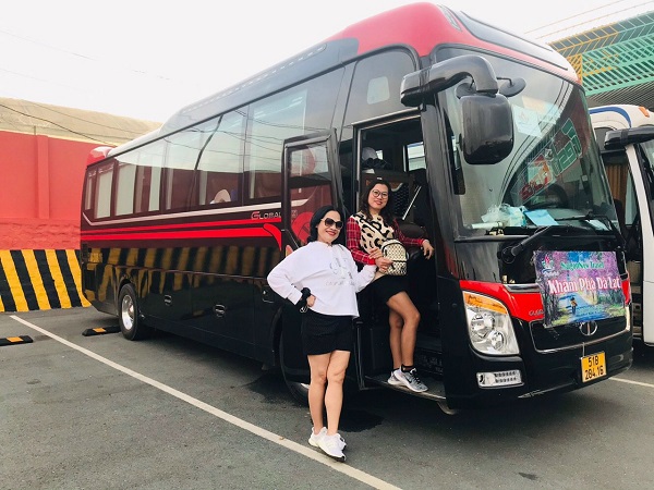 Thuê xe limousine 19 chỗ tại tphcm 108