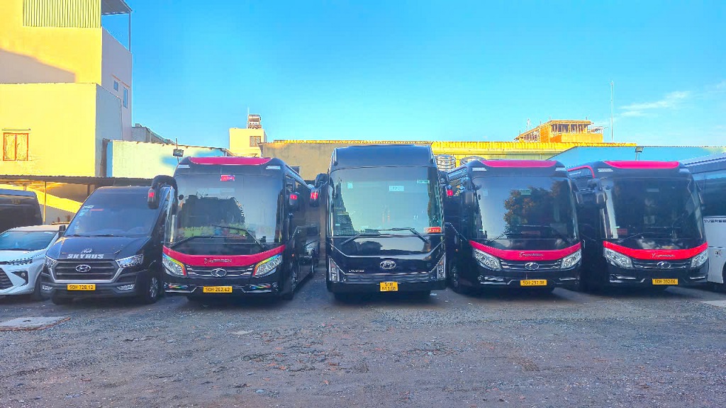 Khách hàng trải nghiệm không gian sang trọng khi thuê xe limousine 20 chỗ
