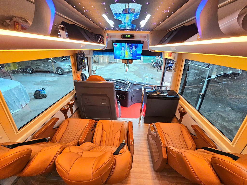 Dịch vụ thuê xe limousine 20 chỗ đón khách tại sân bay Tân Sơn Nhất